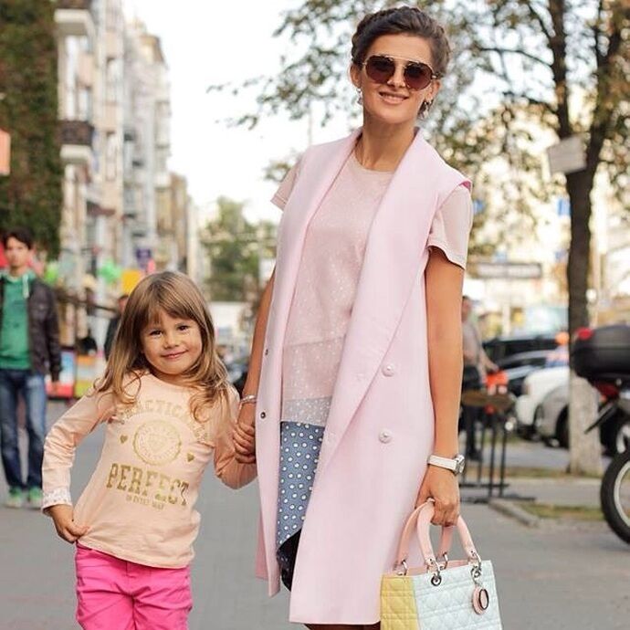 Лариса Билозир с дочерью и сумочкой