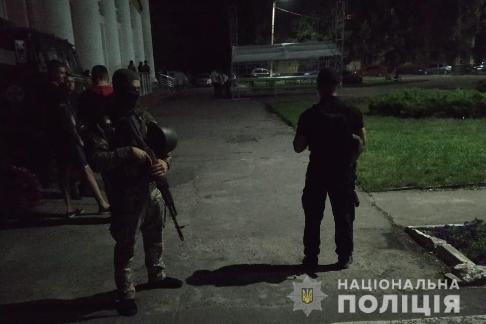 Поліція біля виборчої дільниці