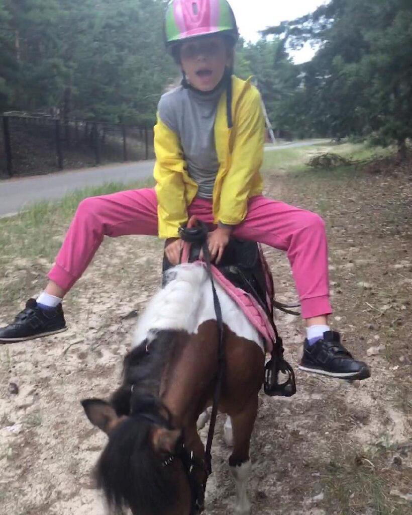 "Пони в шоке": Полякова позабавила сеть фото подросшей дочери