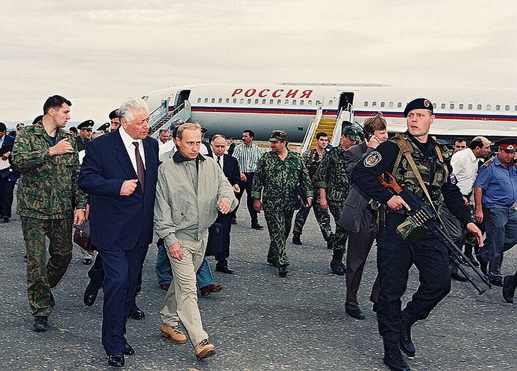 Окружен вооруженными людьми: всплыло фото Путина 20-летней давности