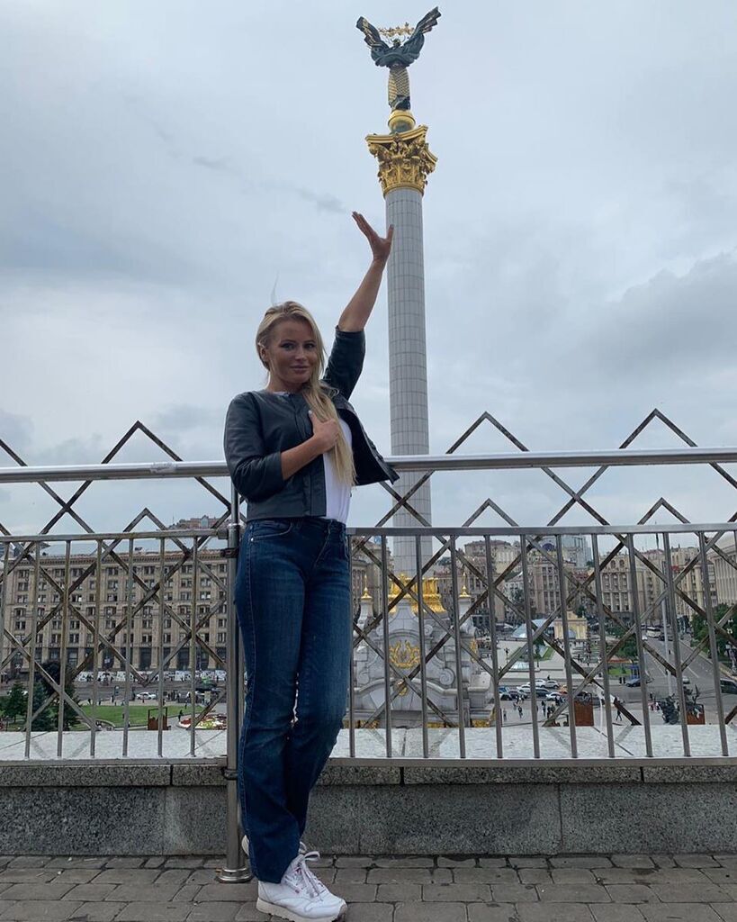 Борисова на тлі Монументу Незалежності