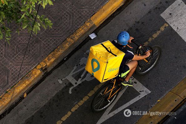 Без лікарняних, відпусток і податків: як наживається Glovo в Україні