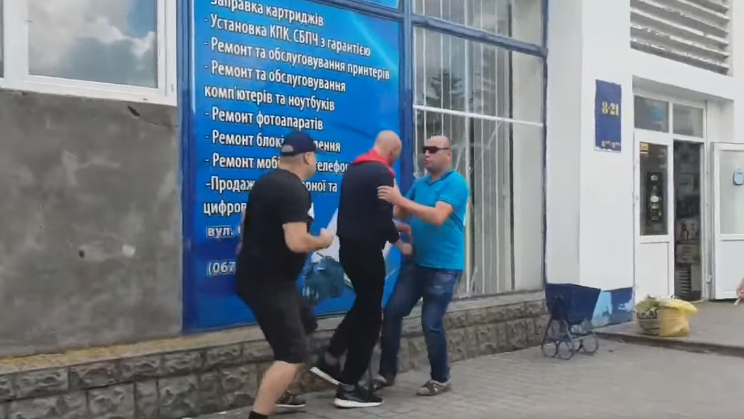 "Росія з нами не воює!" У Бердичеві побили бійця АТО: опубліковано відео