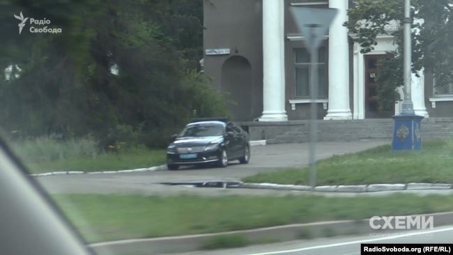 Автомобиль из кортежа Владимира Зеленского возле "Конча-Заспы"
