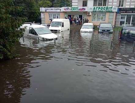 Утонуло все: Ривне накрыл мощнейший потоп. Фото и видео стихии