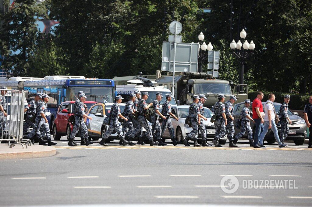Поліція затримує перехожих