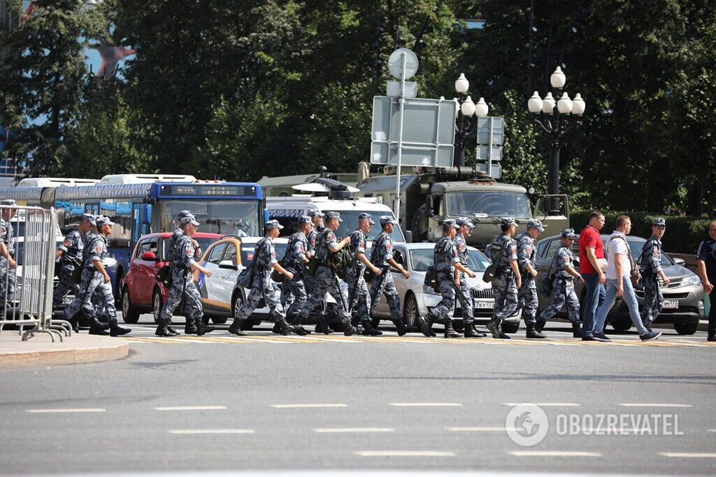 Полиция задерживает прохожих