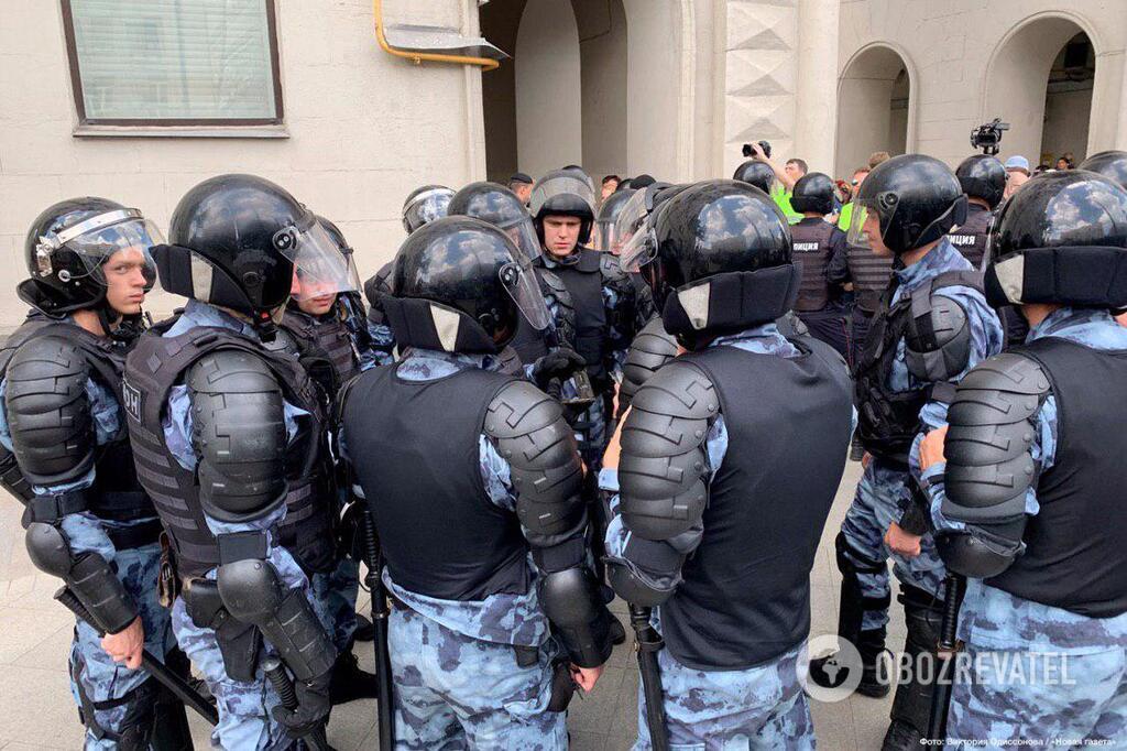 В Москве массово задерживают людей