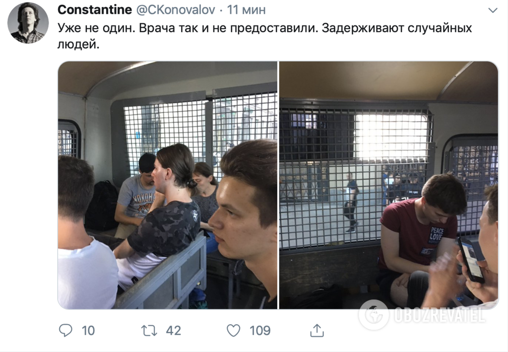 Поліція затримує перехожих