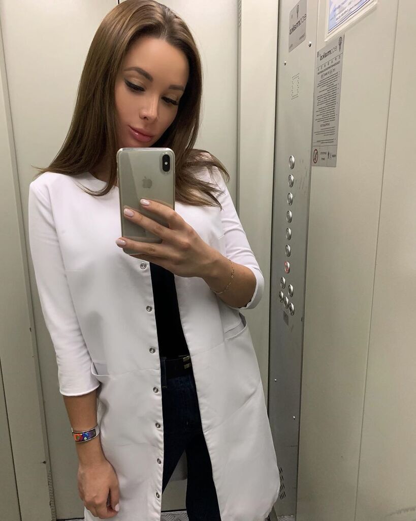 Блогер Екатерина - фото в лифте