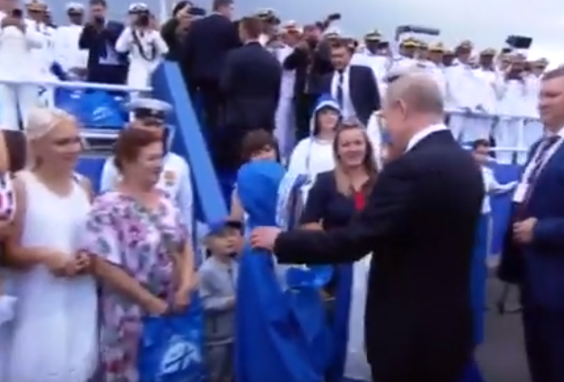 Путин трогает мальчиков