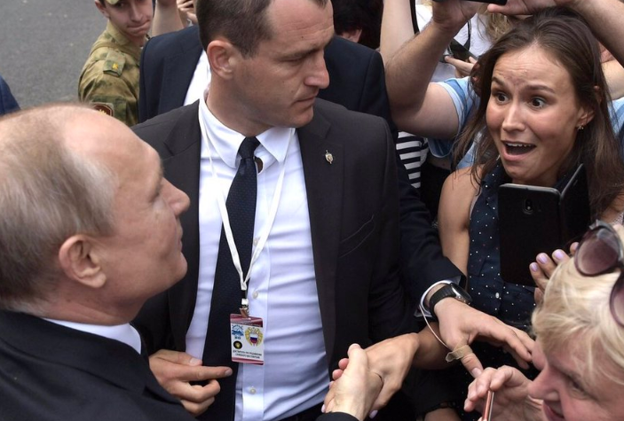 Путин пожал руку россиянке