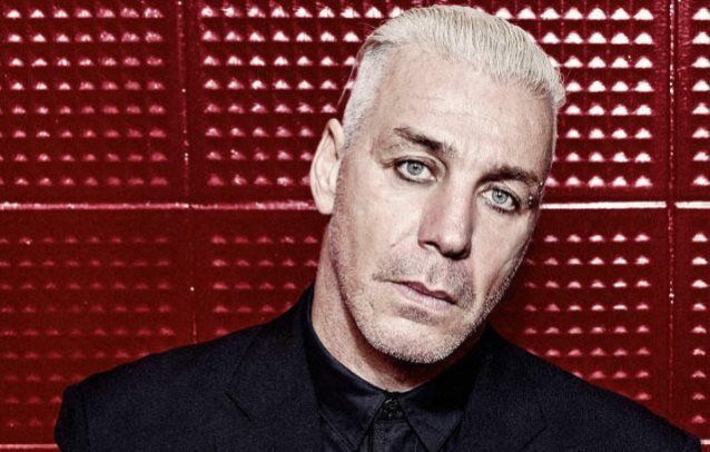 "До Лободи мчав?" Соліст Rammstein відправився до Москви за штурвалом літака