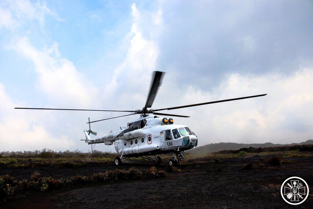 Украинские летчики сели на кратере опаснейшего вулкана Африки: невероятные фото