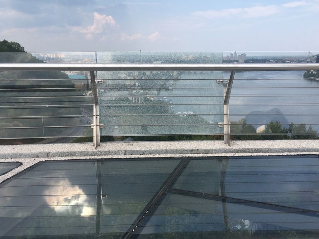 На мосту треснуло стекло