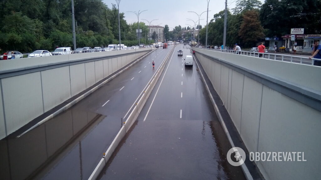 В Киеве затопило дорогу