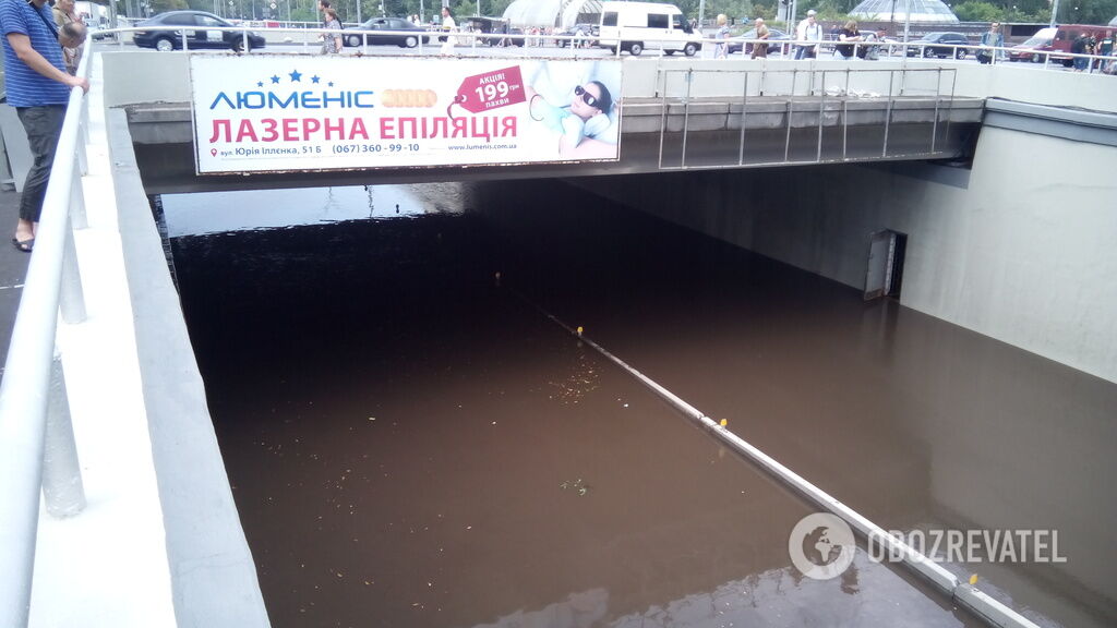 В Киеве из-за дождя затопило улицы: транспорт парализовало