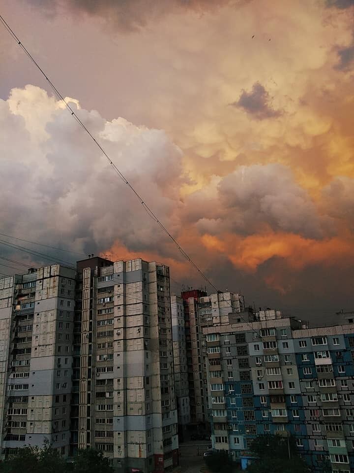 "Завораживает!": сеть восхитило фото грозового неба над Днепром