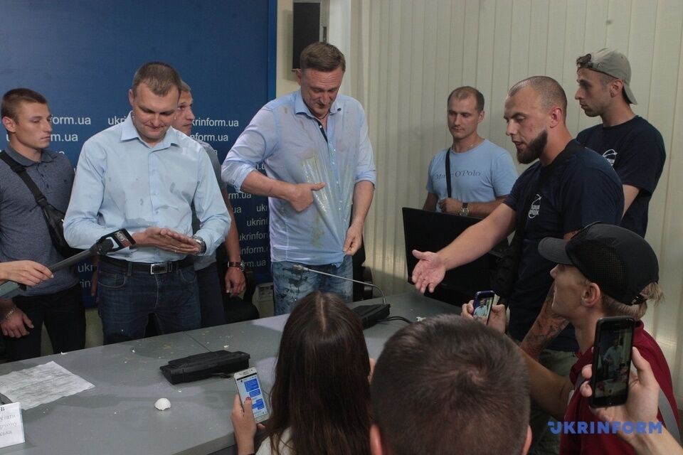 Андрея Аксенова забросали яйцами на пресс-конференции