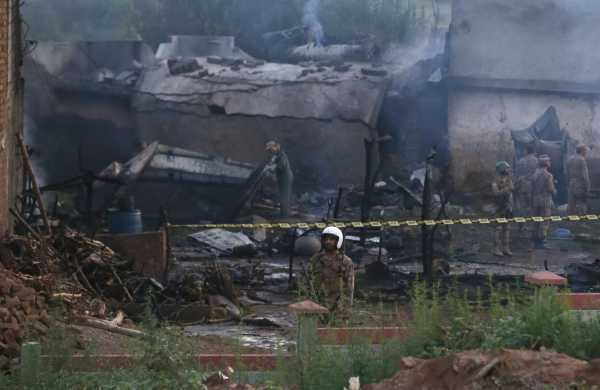 У Пакистані військовий літак врізався у житлові будинки: загинули і поранені десятки людей. Фото і відео авіакатастрофи