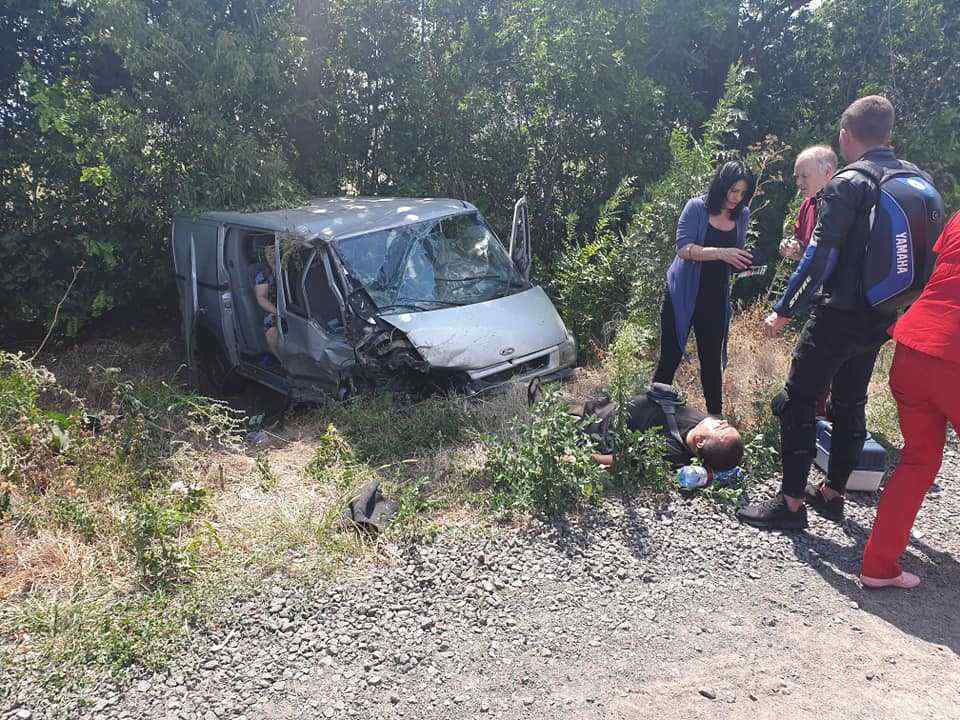 Водитель Ford лежит на земле...