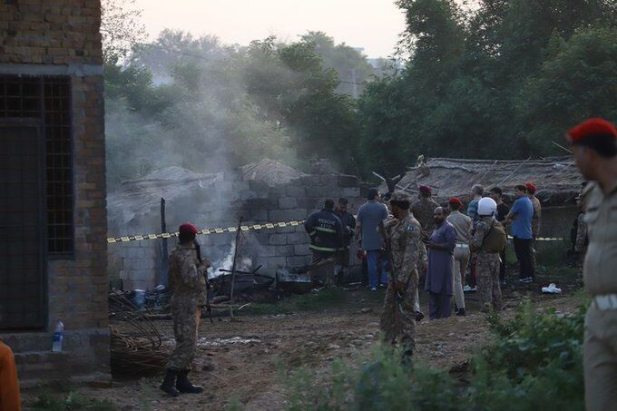 В Пакистане самолет врезался в дома: погибли и ранены десятки людей