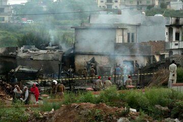 У Пакистані військовий літак врізався у житлові будинки: загинули і поранені десятки людей. Фото і відео авіакатастрофи