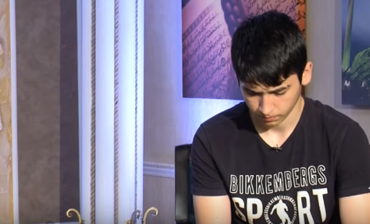Умолял о прощении: оскорбившего Кадырова подростка унизили в прямом эфире