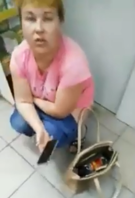 "Це Росія, дитинко!" В Астрахані жінка сходила до туалету в залі супермаркету: шокуюче відео 18+
