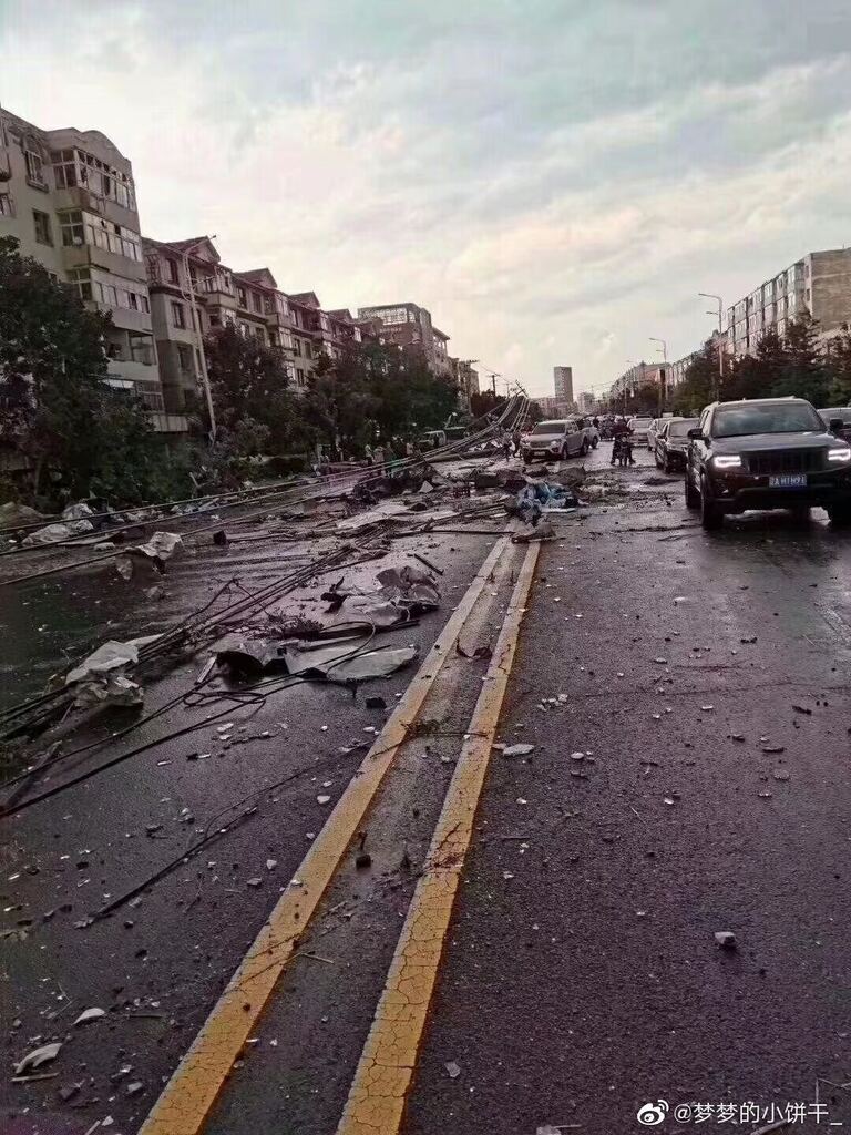 Летали кирпичи и машины: в Китае адский торнадо убил 6 человек, 190 – ранил. Фото и видео гигантского смерча