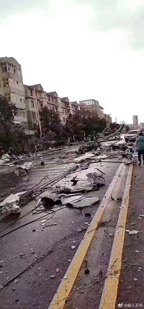 Літали цеглини і машини: у Китаї пекельний торнадо убив 6 людей, 190 — поранив. Фото і відео гігантського смерчу