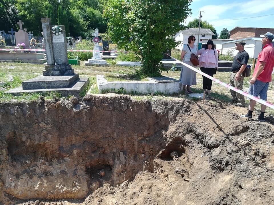 На Тернопільщині вивезли на смітник останки десятків людей: моторошні фото