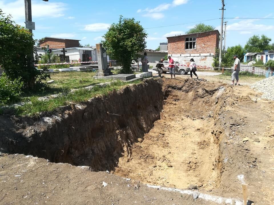 На Тернопольщине вывезли на свалку останки десятков людей: жуткие фото
