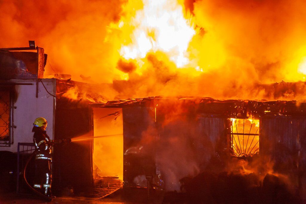 Рятувальники ухилялися і падали: в Дніпрі сталася сильна пожежа