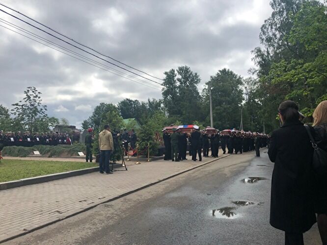 У Росії таємно поховали згорілих заживо підводників: фото і відео