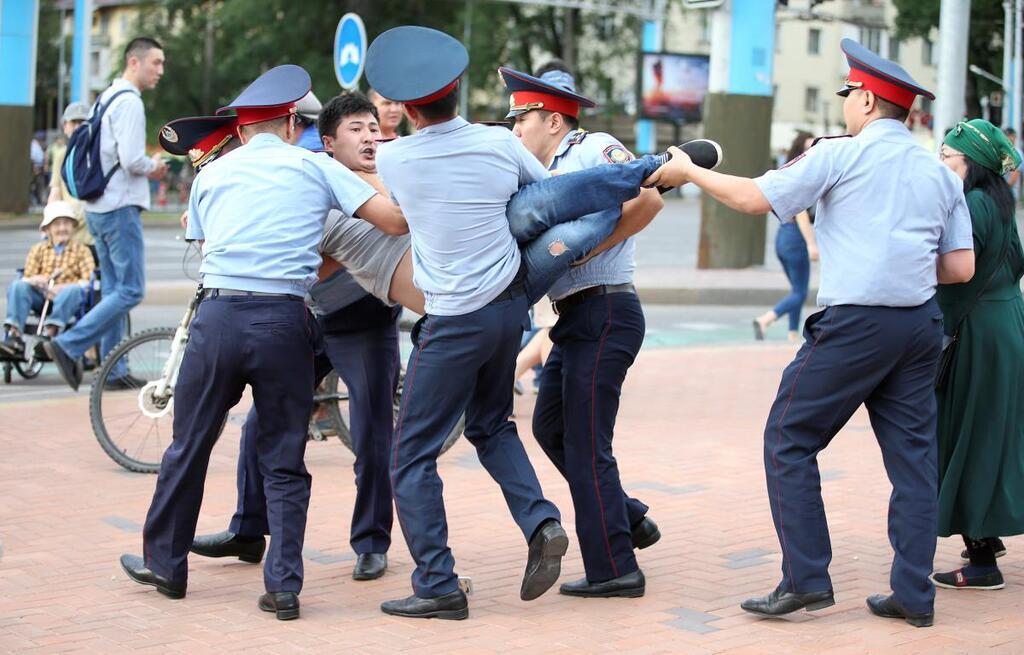 В Казахстане взбунтовались против правительства: сотни задержанных