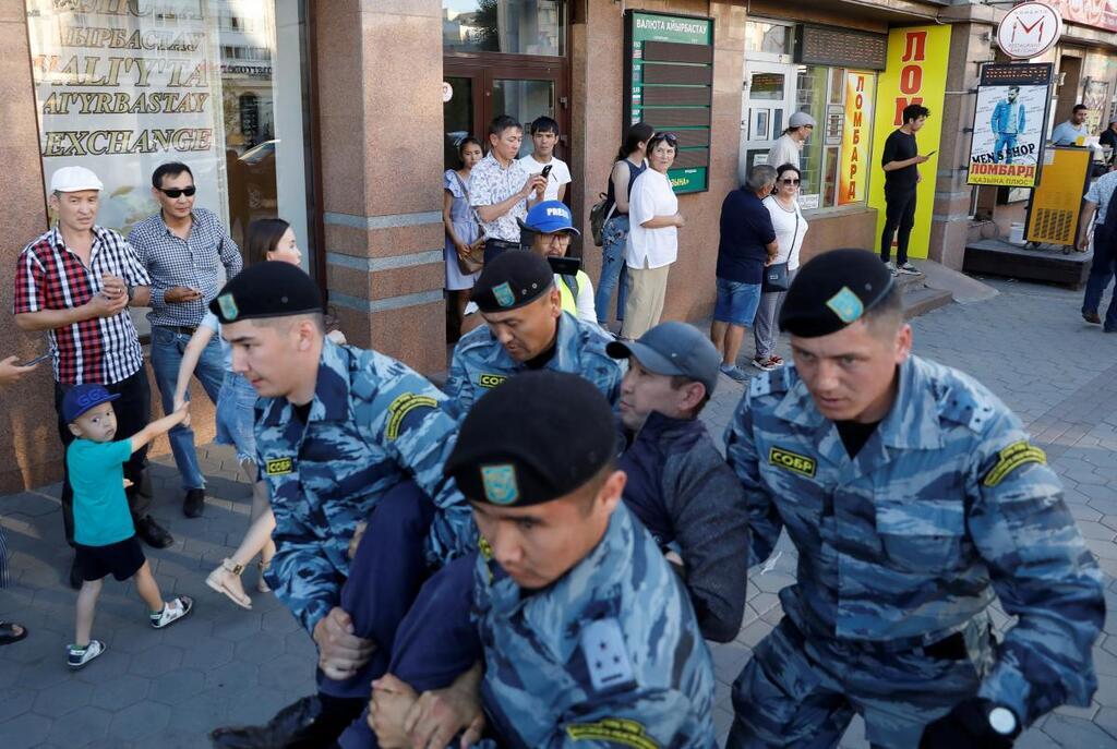 В Казахстане взбунтовались против правительства: сотни задержанных