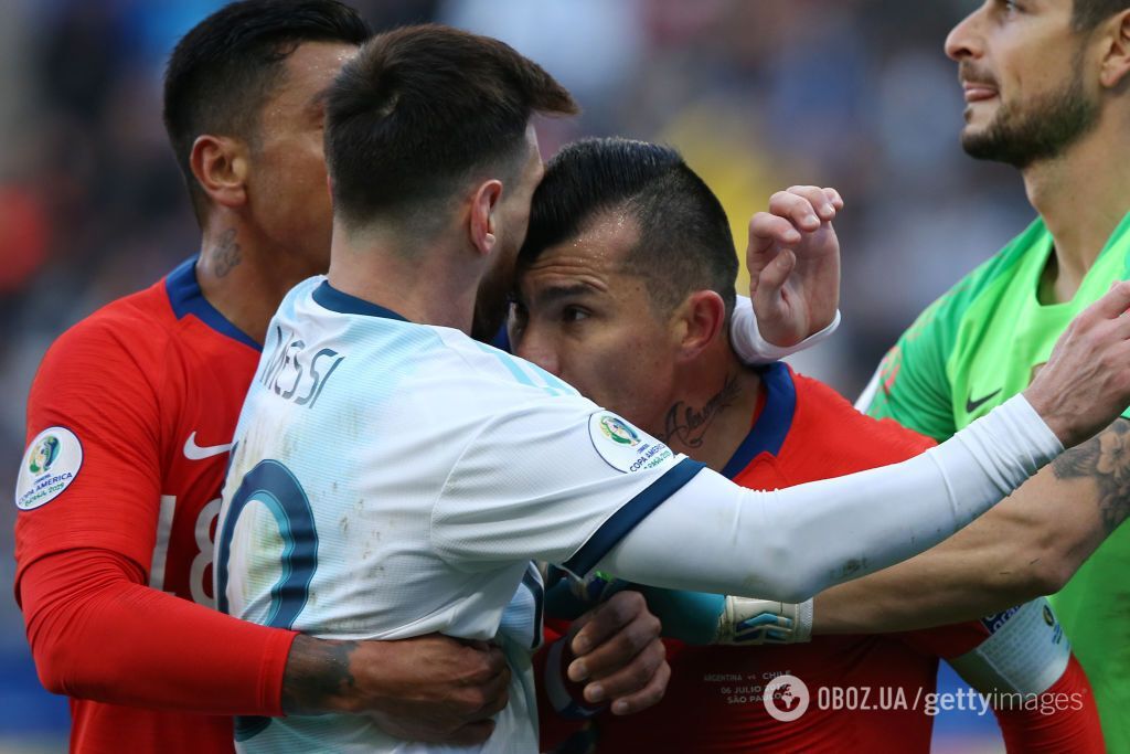 Месси удалили за драку: матч сборной Аргентины завершился скандалом