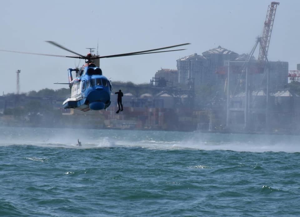 Із вертольота в море: українські прикордонники показали небезпечний трюк