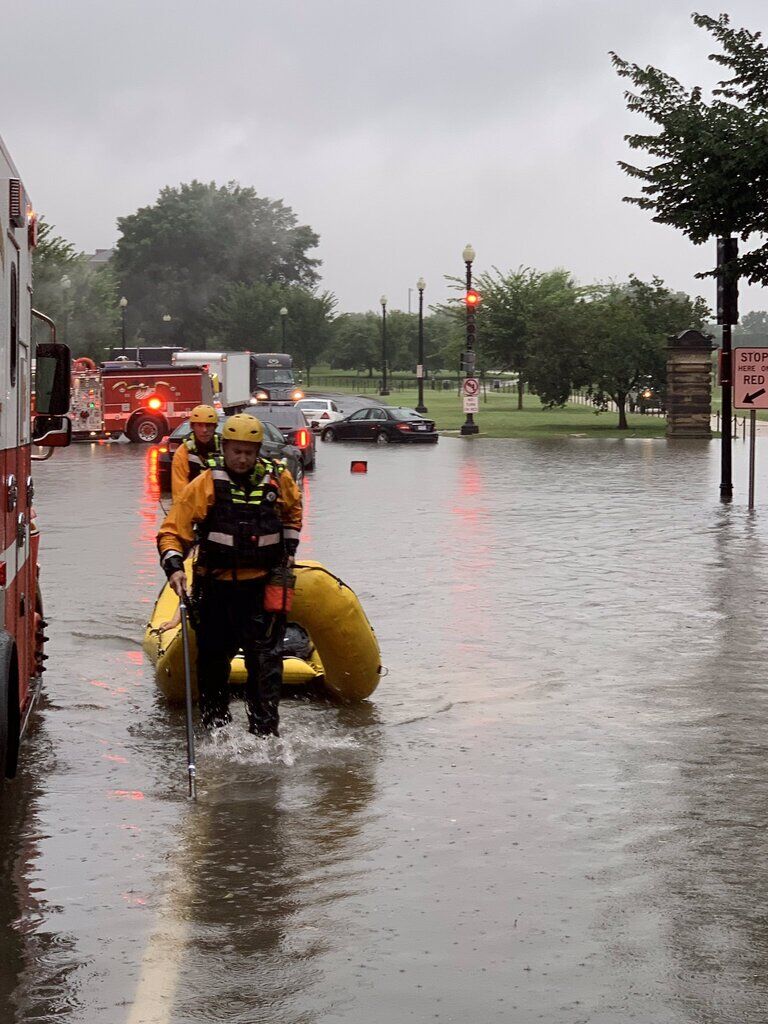 Затопило аеропорт, метро і Білий дім: США постраждали від сильної зливи. Фото і відео наслідків