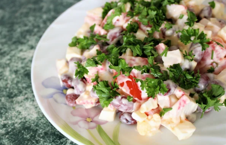 Простой рецепт вкусного салата с фасолью, который вполне заменит ужин