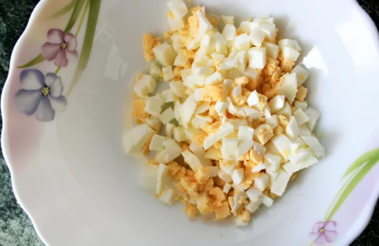 Простой рецепт вкусного салата с фасолью, который вполне заменит ужин