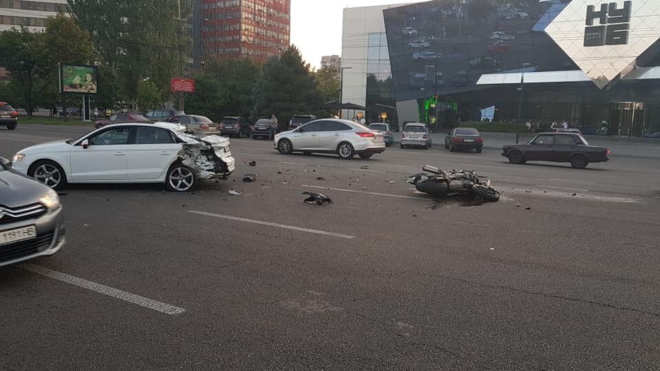 В Днепре мотоциклист попал под колеса Audi