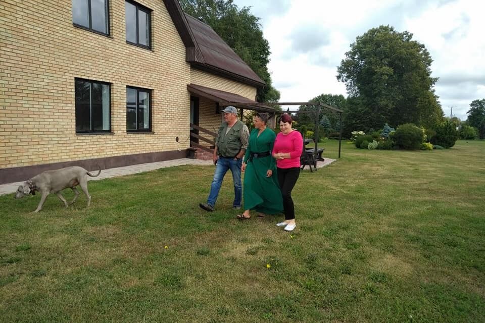 Савченко біля будинку з людьми