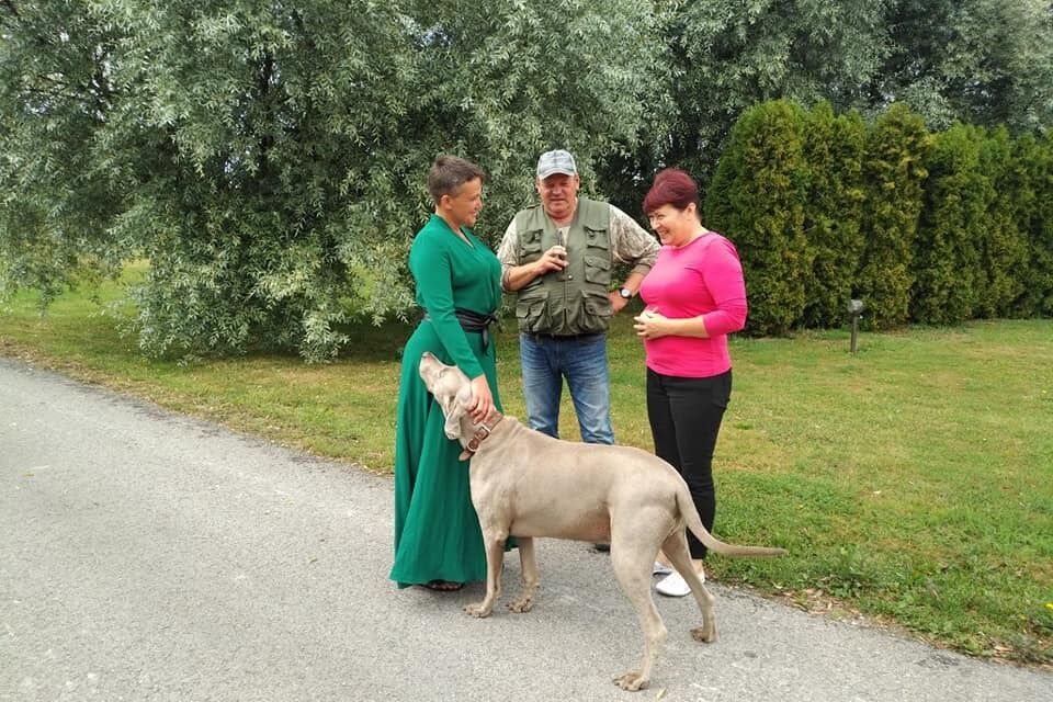 Савченко с людьми и собакой