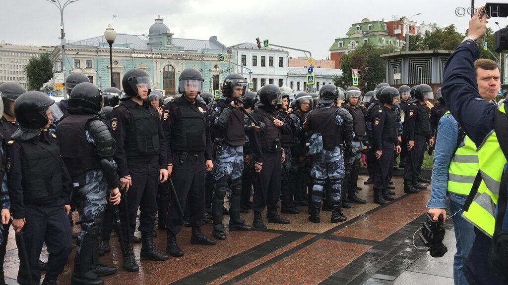 В центр Москвы стянули спецтехнику и автозаки