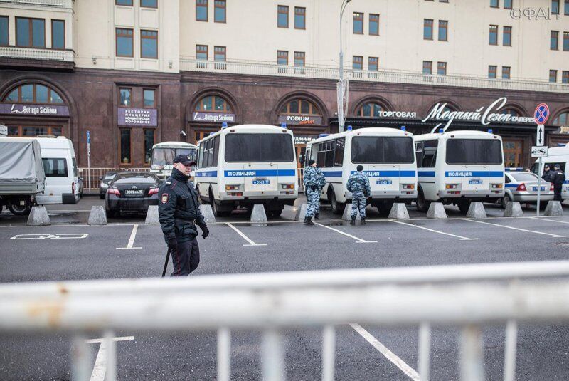 В центр Москвы стянули спецтехнику и автозаки