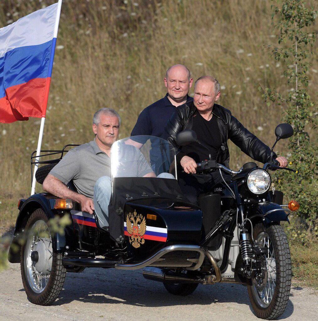 "Клоун! Старая кокетка!" Путин взбесил россиян пафосным визитом в Крым