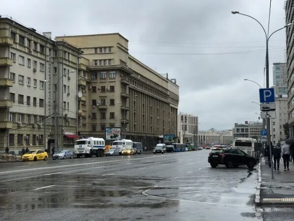 Рядом с проспектом Сахарова в Москве заметили бронемобиль.