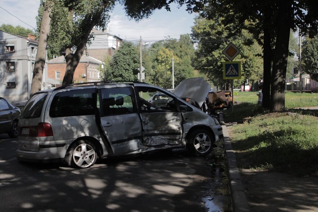 Автомобілі відкинуло до узбіччя